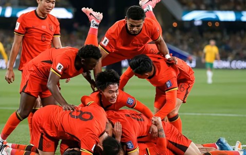 博鱼体育-激烈争夺引起瞩目，场上球员们全力拼搏，肆意比拼的简单介绍