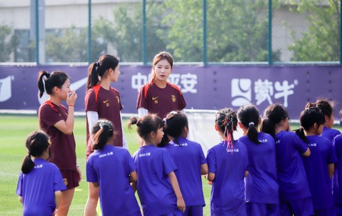 博鱼官网-女足比赛球员受邀参加明星慈善赛，为公益助力