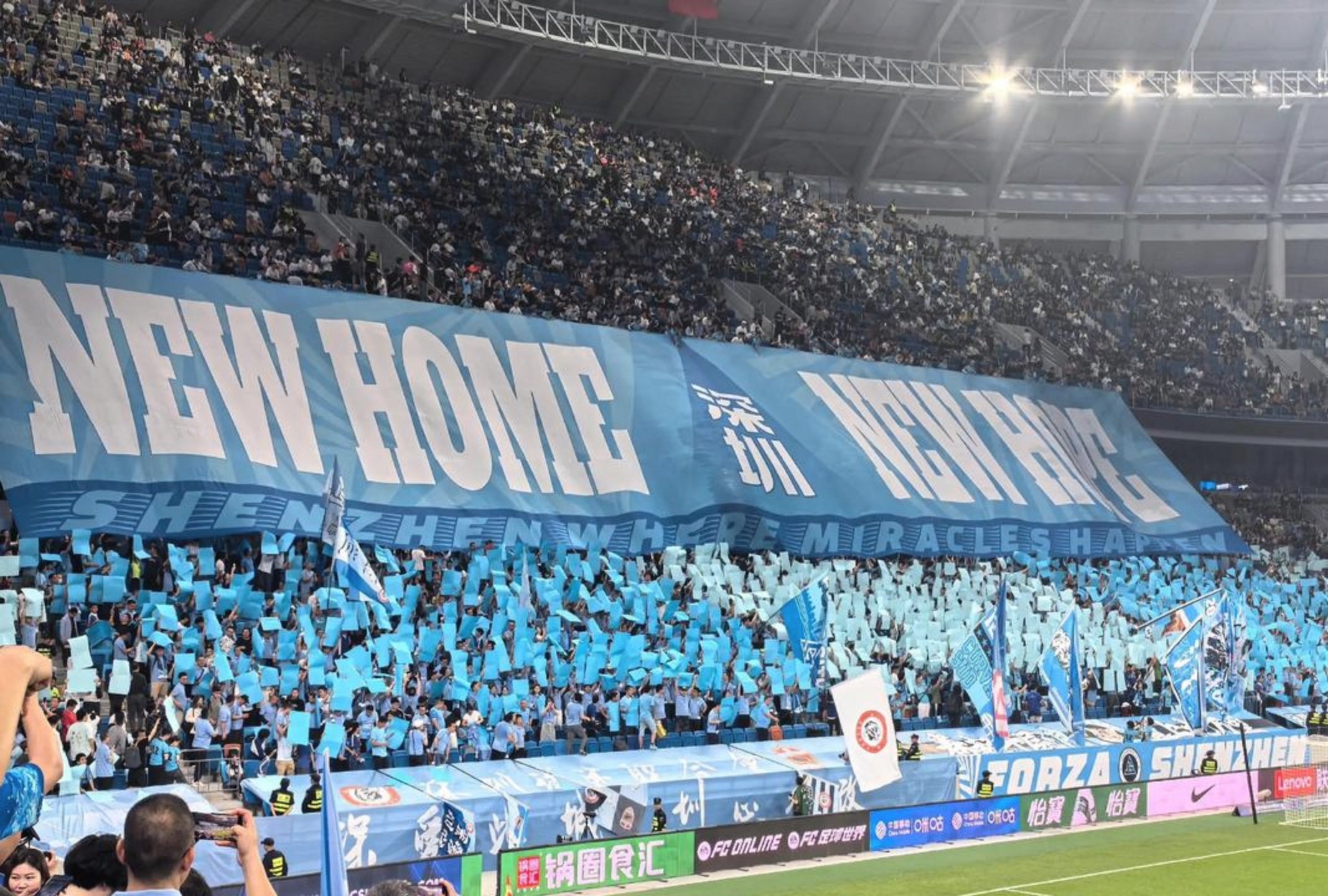 激烈争夺引起瞩目，场上球员们全力拼搏，肆意比拼的简单介绍